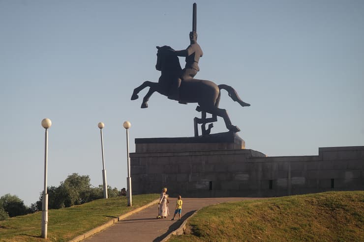 אנדרטת הניצחון בעיר הרוסית נובגורוד השוכנת על גדות נהר וולחוב. האנדרטה הוקמה ב-1974 ביום השנה ה-30 לשחרור העיר מהכיבוש הנאצי. היא נועדה לסמל את הכוח האדיר של המדינה הסובייטית.