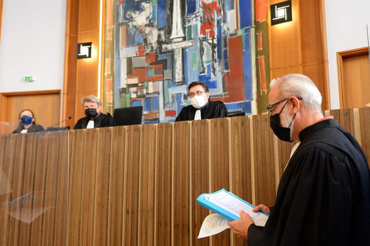 השופטים ואחד מעורכי הדין במשפט