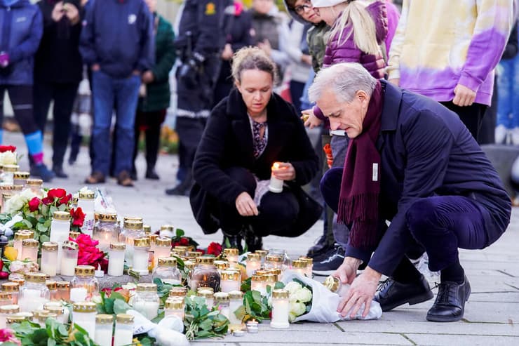 נורבגיה טבח קונגסברג ראש ממשלה חדש יונס גאר סטור מניח פרחים ב עיירה