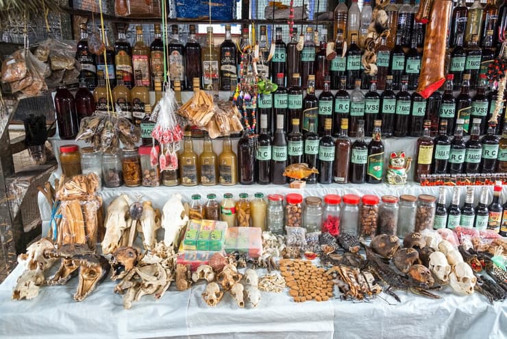 חלקי בעלי חיים לצד מוצרי מזון ושתייה בשוק בלן שבפרו
