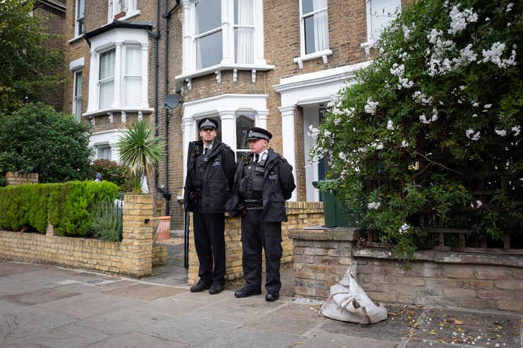 רצח חבר הפרלמנט ב בריטניה שוטרים מחוץ לבית שבו גר ה מחבל לונדון