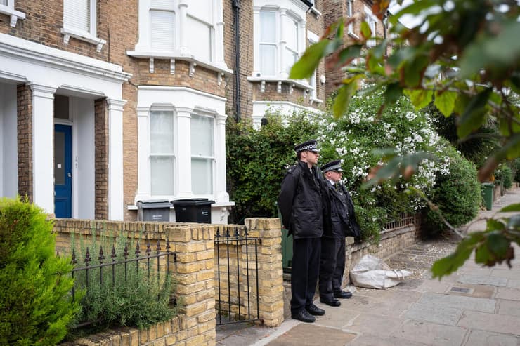 רצח חבר הפרלמנט ב בריטניה שוטרים מחוץ לבית שבו גר ה מחבל לונדון
