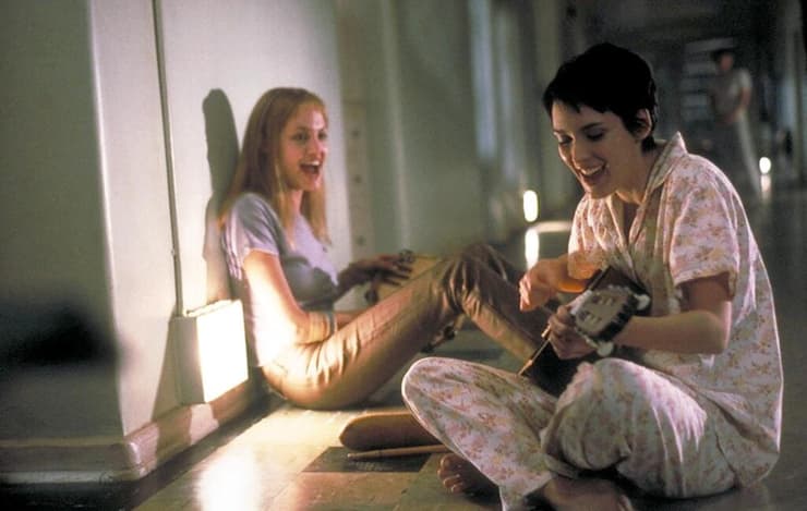 וינונה ריידר ואנג'לינה ג'ולי בסרט "נערה בהפרעה", 1999