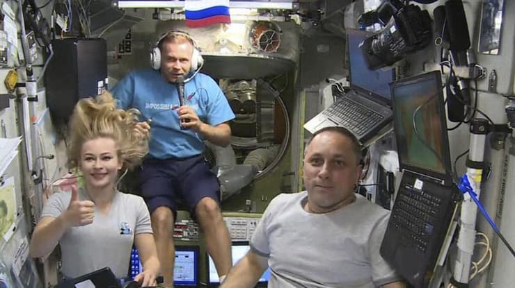 השחקנית, הבמאי והקוסמונאוט אולג שקפלרוב, שהמריא איתם לחלל