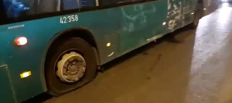 אוטובוסים פונצ'רו בירושלים על ידי חרדים כמחאה על מעבר הרכבת הקלה בבר אילן