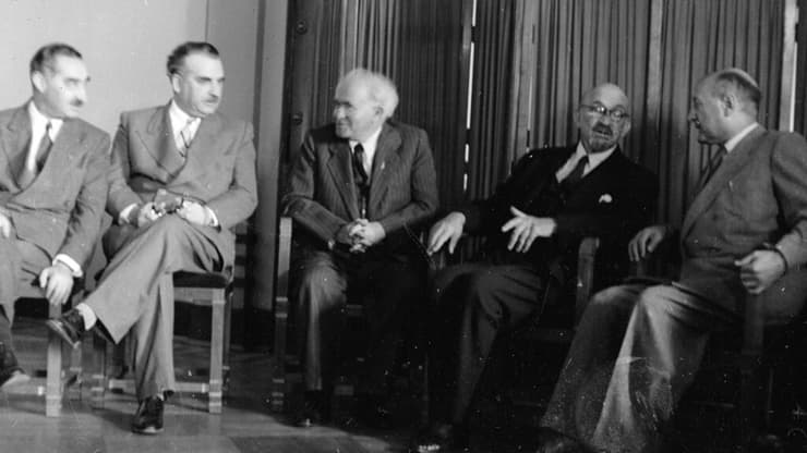 שר האוצר אליעזר קפלן עם ראש הממשלה דוד בן-גוריון ושרים נוספים בשנת 1951