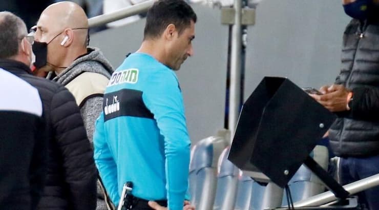 אלי חכמון בודק ב-VAR (עמרי שטיין) אלי חכמון בודק ב-VAR