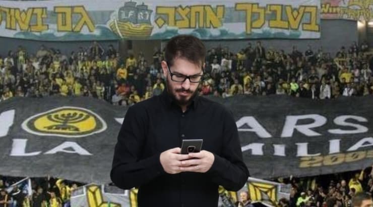 משה חוגג על רקע דגל לה פמיליה