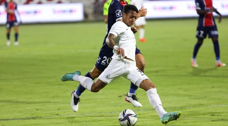 מתאוסיניו בועט לשער