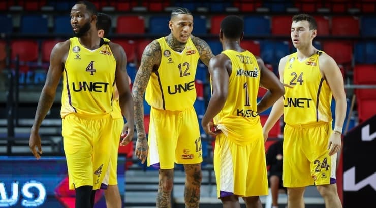 שחקני הפועל חולון