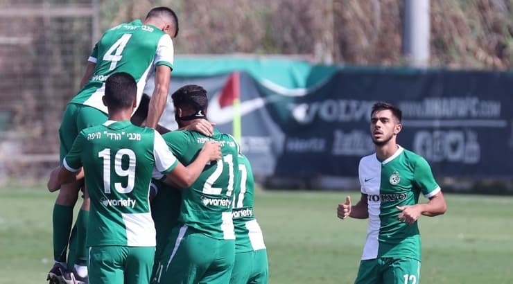 שחקני מכבי חיפה חוגגים עם נבו שדו