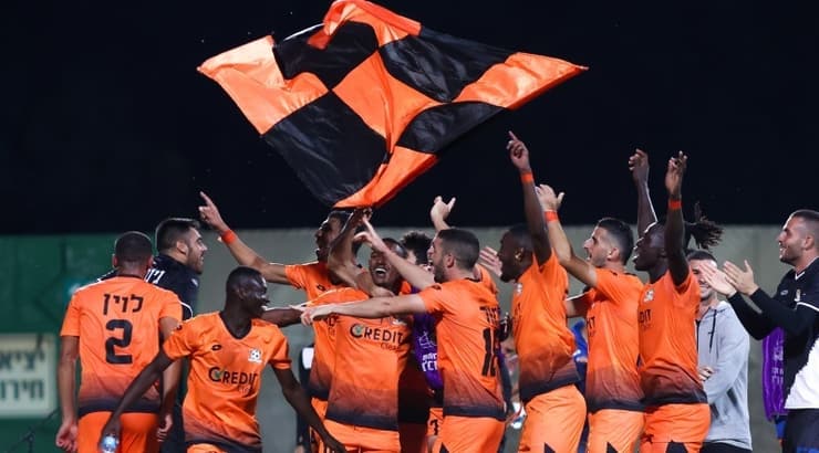 שחקני נס ציונה חוגגים (שחר גרוס) שחקני נס ציונה חוגגים