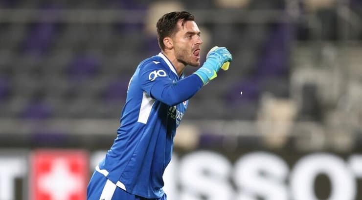 ארנסטס שטקוס לוגם מכוס השתייה