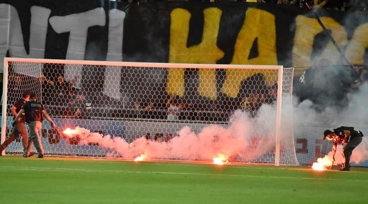 אבוקה על כר הדשא בבלומפילד ליד יציע בית"ר ירושלים