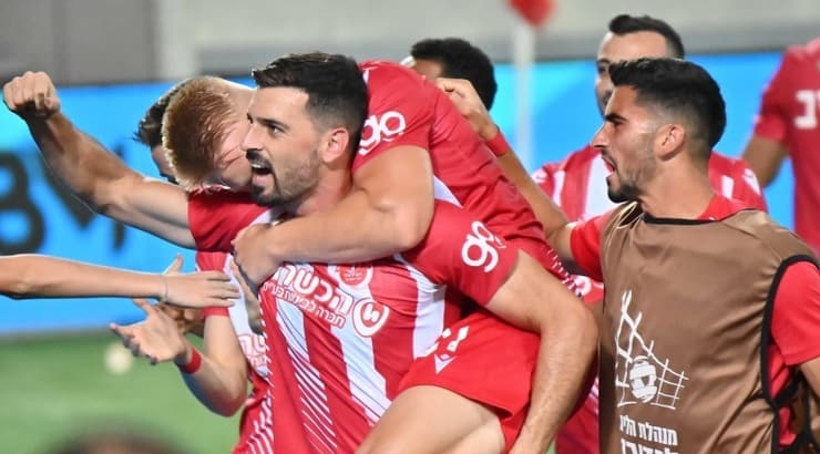 שלומי אזולאי חוגג עם שחקני הפועל ת"א