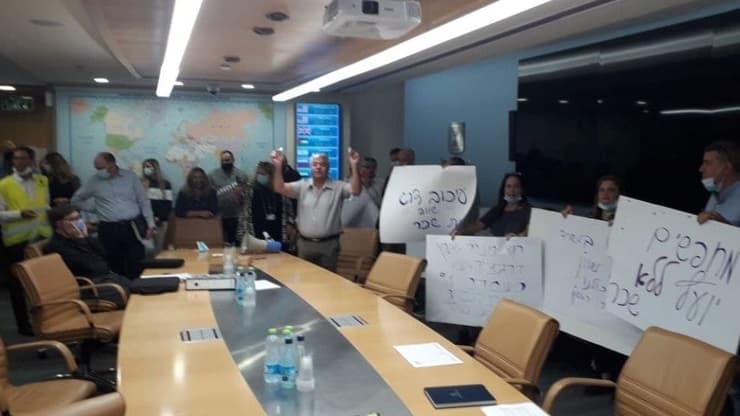 עובדים במשרד החוץ פוצצו ישיבה במחאה על עיכובים  בקידום עובדים ופגיעות מתמשכות בשכר