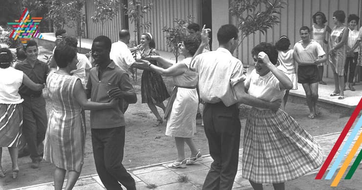 סטודנטים באולפן עקיבא רוקדים ריקודי עם לאחר שיעורים 1963
