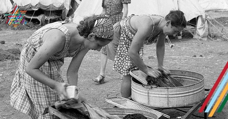עולים חדשים מכבסים את בגדיהם במחנה העולים ליד קיבוץ נען 1940