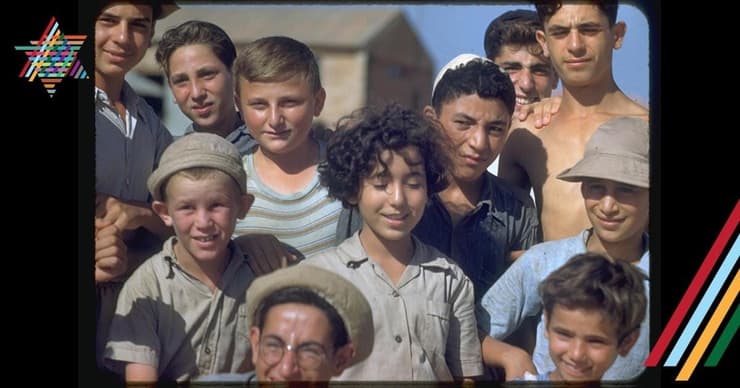 ילדים עולים ממדינות שונות בצילום משותף במחנה קליטה של עליית הנוער, ליד כרכור 1950