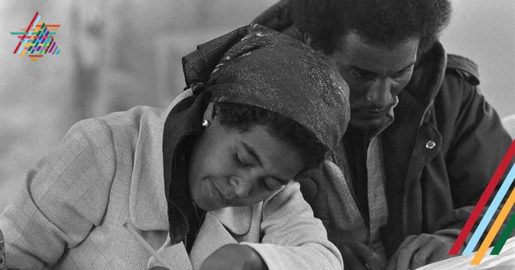 עולים חדשים מאתיופיה לומדים עברית באולפן במרכז הקליטה באשקלון 1985