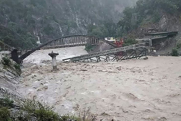 הודו שיטפונות מפולות גשר ש קרס