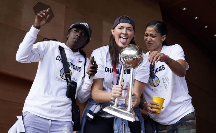 פארקר, דולסון וקאפר במצעד הזכייה של שיקגו סקיי באליפות ה-WNBA