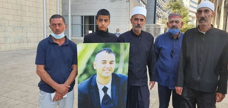 משפחתו של השוטר המנוח חוסאם סגייר. שלישי משמאל פייסל זגייר, אביו של המנוח