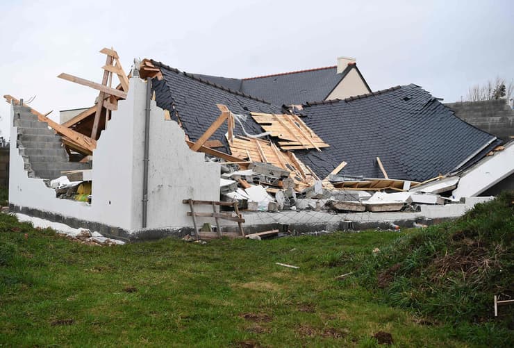 סופה סערה נזקי הסופה אורור חבל ברטאן צרפת 