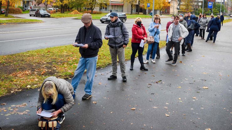 תושבים עומדים בתור לקבלת חיסון בתחילת הסגר שיימשך חודש בריגה, לטביה