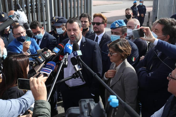מתיאו סלביני מחוץ לבית המשפט פאלרמו סיציליה איטליה