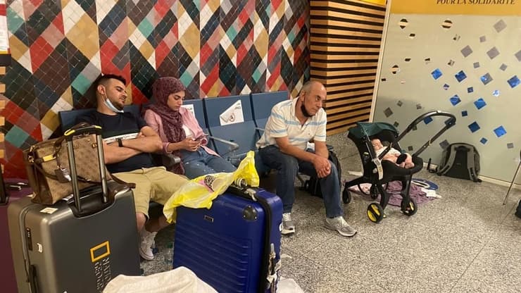 המשפחה ממתינה בשדה התעופה