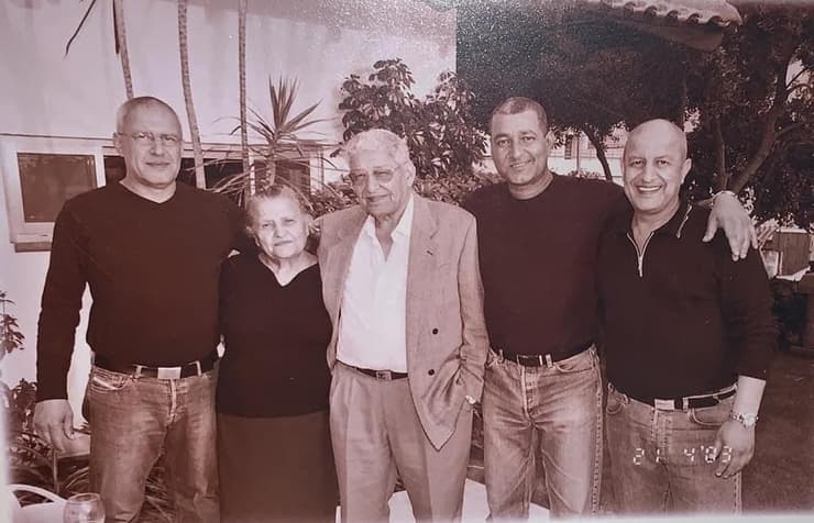 מימין לשמאל: יגאל ז״ל, אלדד, משולם האבא, רחל האמא, ושמשון ז״ל