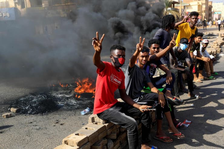 סודן חרטום מפגינים מבעירים אש נגד ניסיון ה הפיכה של הצבא