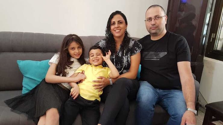 הפסיכולוגית נרמין טוחי מיפו עם בעלה אמיר והילדים