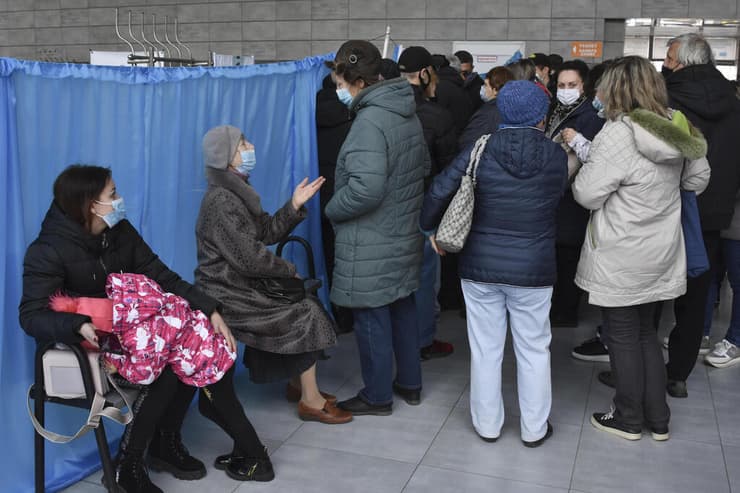אנשים בתור מרכז חיסונים חיסון קורונה בעיר קרמטורסק אוקראינה