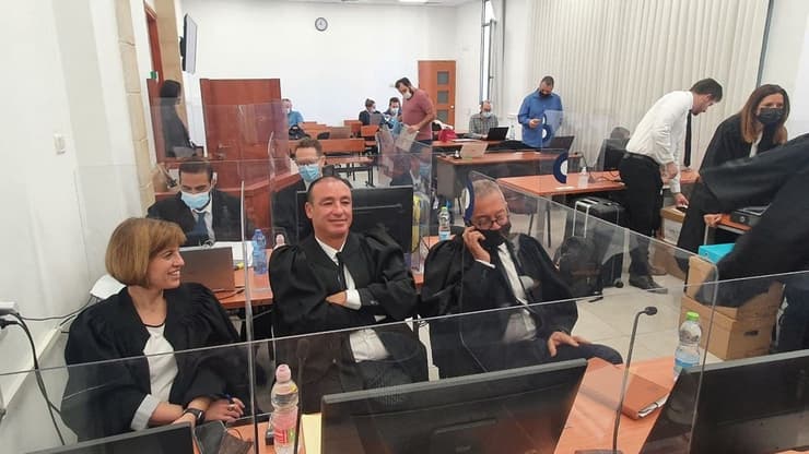 הסנגורים במשפט נתניהו מימין לשמאל: עורך הדין בעז בן צור, עורך דין ז'ק חן, ועורכת הדין מיכל רוזן-עוזר