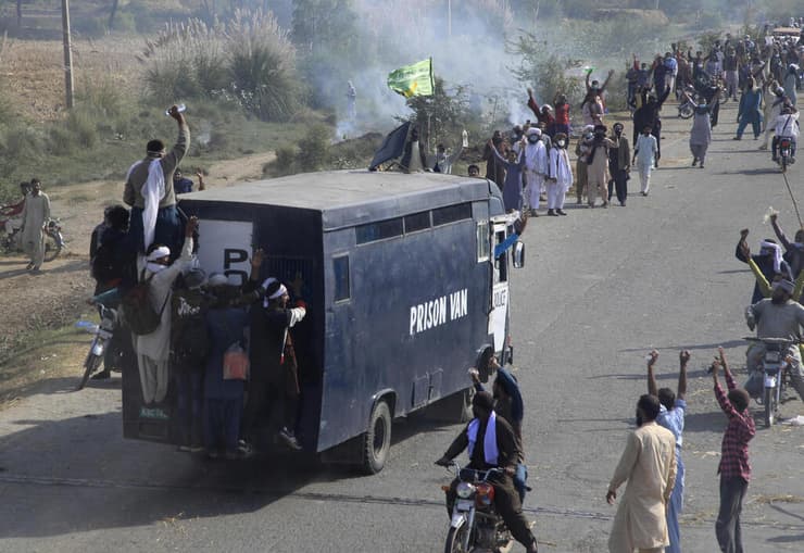 איסלאמיסטים מפגינים ב פקיסטן נגד צרפת ליד העיר לאהור במזרח המדינה