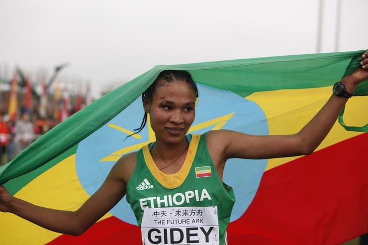 לטסנבט גידיי עטופה בדגל אתיופיה
