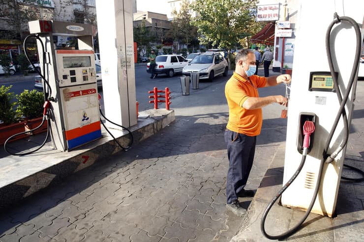 איראן מתקפת סייבר על תחנות דלק עומדים בתור כי תחנות מושבתות