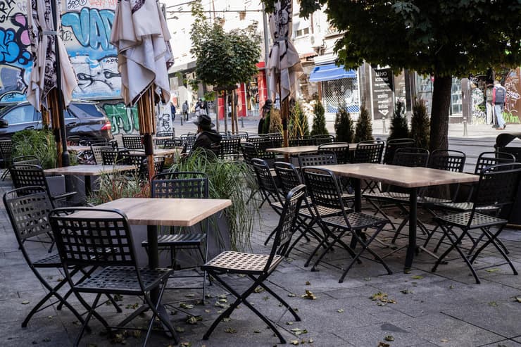 בולגריה סופיה כיסאות ריקים מסעדה גל נדבקים קורונה