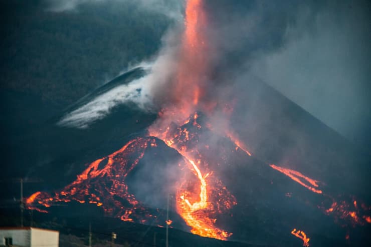 התפרצות הר געש קומברה וייחה ב אי של ספרד לה פאלמה 25 באוקטובר