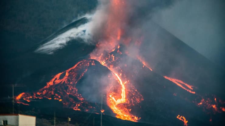 התפרצות הר געש קומברה וייחה ב אי של ספרד לה פאלמה 25 באוקטובר