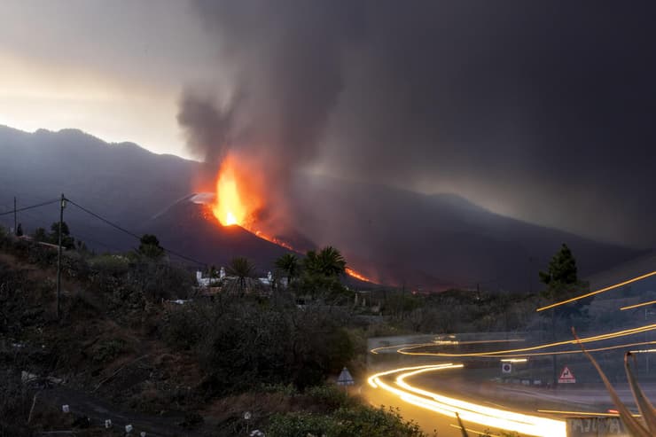 התפרצות הר געש קומברה וייחה ב אי של ספרד לה פאלמה 27 באוקטובר