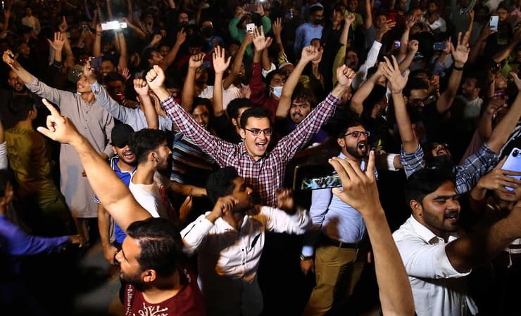 הודו פקיסטן משחק קריקט אוהדים הודים נעצרו כי עודדו את פקיסטן פקיסטנים מעודדים ב קראצ'י