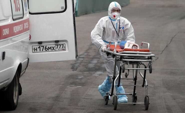 צוותי רפואה מפנים חולה קורונה ב מוסקבה רוסיה