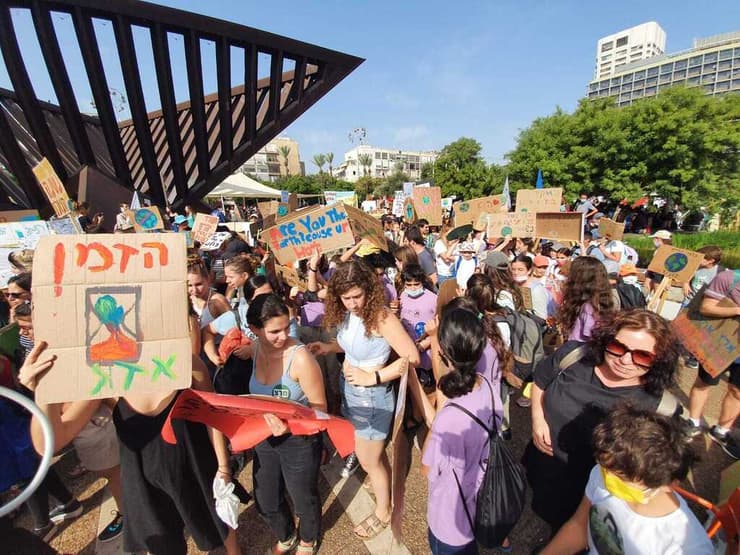 מפגינים במצעד בכיכר רבין