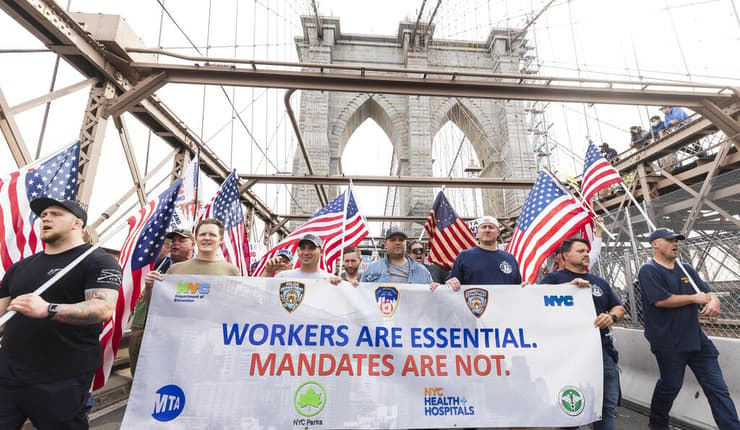 העיר ניו יורק מפגינים נגד חובת חיסונים קורונה ל עובדי עירייה