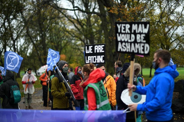 מפגינים ב אדינבורו בזמן ועידת האו"ם לשינוי אקלים בגלזגו, סקוטלנד
