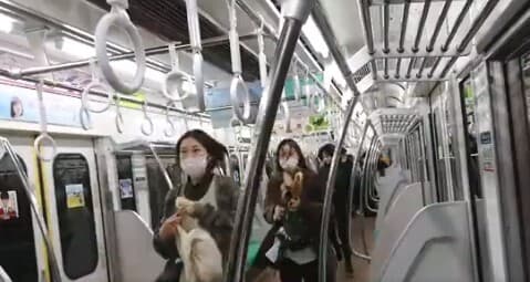 בהלה ב רכבת תחתית ב טוקיו יפן עקב אירוע דקירה