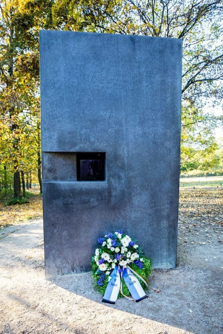 ניצן הורוביץ בביקור באנדרטת השואה לקהילת הלהט"ב